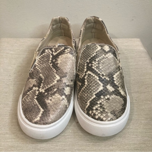 STEVE MADDEN Sz 9 Ellen Snake Print  Slip On Leather Upper Rubber Sole Loafers - Picture 2 of 12
